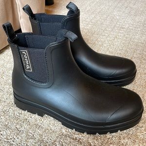 Roma Ankle Matte Black Boot - size 8